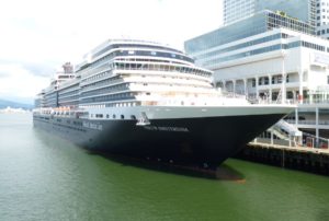 Kreuzfahrtschiff am Canada Place (direkt neben dem Vancouver Convention Center)