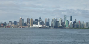 Blick auf Downtown Vancouver vom Lonsdale Quay Market